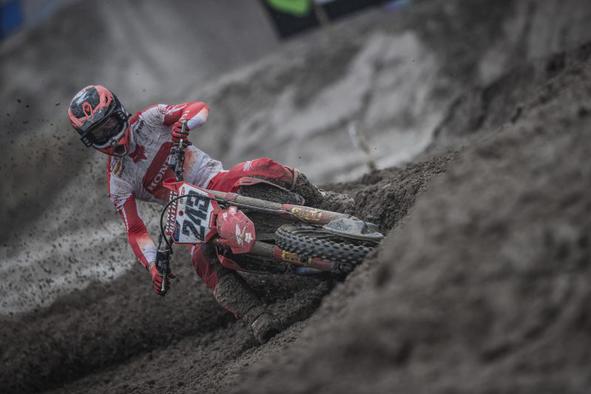 Tim Gajser v dežju in blatu prvi test opravil z odliko