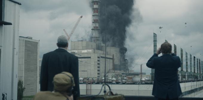 Boris Ščerbina (Stellan Skarsgård) in Valerij Legasov (Jared Harris) opazujeta posledice eksplozije v reaktorju 4. | Foto: HBO