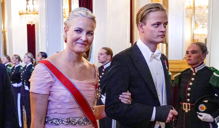 Mette-Marit, ki je po mnenju nekaterih flirtala z Epsteinom, in njen sin Marius Borg Hoiby, ki je obtožen posilstev.
 | Foto: Guliverimage