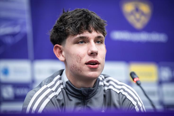 Kako se kot nogometaš Maribora sooča s pogostimi kritikami sojenja, ki jih ne manjka zlasti z naslova navijačev? ''Težko je, ko včasih vidiš, da je kaj res očitnega. Ni pa na mojem mestu, da komentiram sodniške odločitve. Sploh zame kot mladega igralca. Ko sem prišel med člane, je bilo to zame nekaj novega. Pred tem nisem bil vajen, da se sojenje sploh komentira. Zdaj mi dostikrat rečejo, naj se ne obremenjujejo in ne gledamo na sodnike. Da bomo to že reševali drugi. Igralci naj damo vse od sebe na igrišču, za sodnike pa bodo poskrbeli drugi. Kolikor se vsaj da.'' | Foto: Jure Banfi