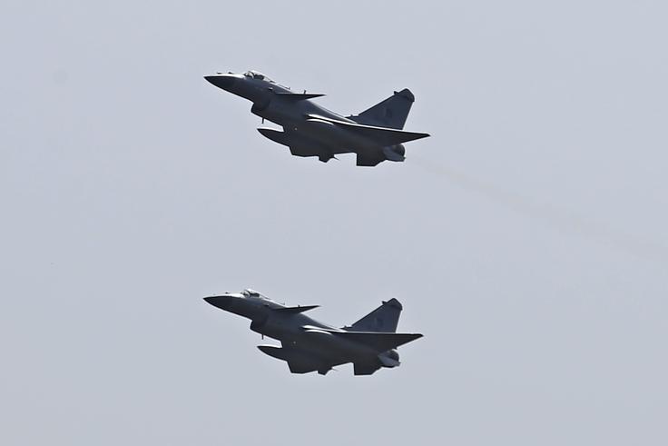 Medtem ko imajo Indijci francoska in ruska bojna letala, pa je Pakistan v spopad z Indijo poslal tudi letala J-10C kitajske izdelave. Na fotografiji: J-10C pakistanskih zračnih sil. | Foto: Guliverimage