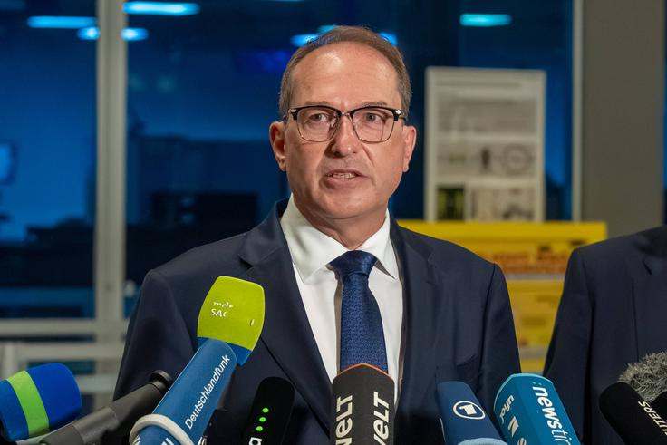 Nemški notranji minister Alexander Dobrindt (na fotografiji) je po napadu v Leipzigu govoril o "novi ravni grožnje" in "hibridnem scenariju". Osumljenca ne imenuje, čeprav je odgovor očiten, poudarja Gujer. | Foto: Guliverimage