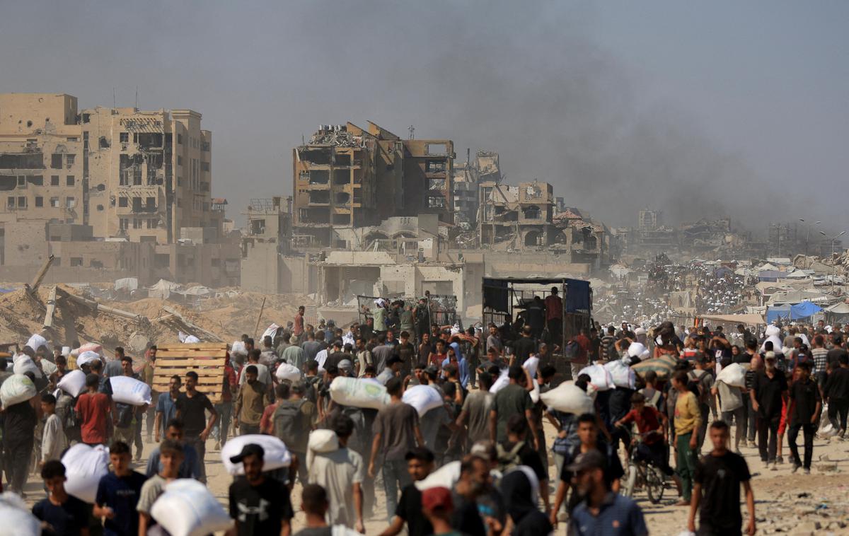 Gaza | Humanitarni delavci so kritični do dostave pomoči iz zraka. Vodja agencije ZN za palestinske begunce (UNRWA) Philippe Lazzarini je opozoril, da je takšen način dostave pomoči "neučinkovit, drag in lahko celo povzroči smrt sestradanih civilistov", če paketi s pomočjo padejo nanje. | Foto Reuters
