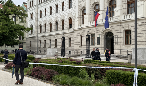 Policija v središču Ljubljane: poteka evakuacija iz sodne stavbe #video