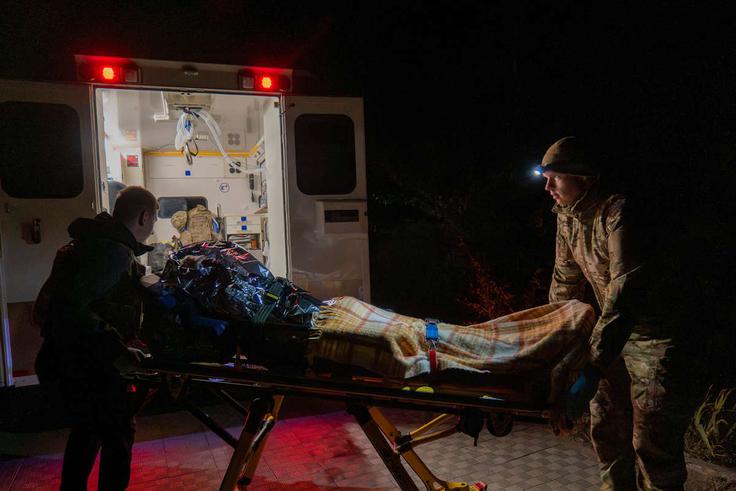 Evakuacija ranjenega vojaka na fronti v Ukrajini | Foto: Guliverimage