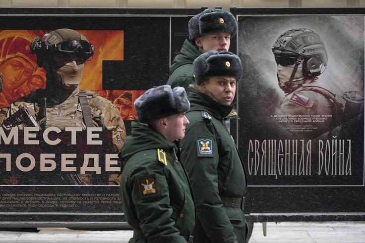 Putin si ne želi miru, ampak želi zmago, tj. uničenje Ukrajine, je prepričan Leon Aron. Na fotografiji: patrulja vojaške policije v Sankt Peterburgu. Na enem od plakatov za ruskim vojakom v ruščini piše: Skupaj do zmage. | Foto: Guliverimage