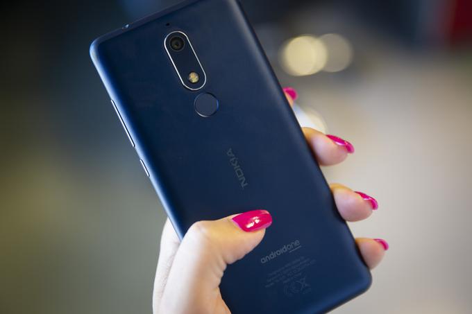 Ohišje pametnega telefona Nokia 5.1 je narejeno iz monolitnega aluminija, kar mu ob lično zaobljenih robovih in temnomodri barvi našega preizkušanca daje vtis prefinjenosti, ki presega vtis srednjega razreda. | Foto: Bojan Puhek