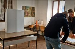 Zaradi plazu so ostali brez dostopa do volišč: tako so uredili težavo #video