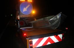 Češkemu vozniku na avtocesti s strehe vozila padel čoln #foto