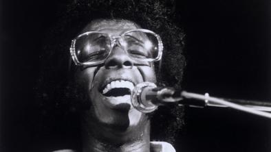 Umrl je legendarni funk glasbenik Sly Stone