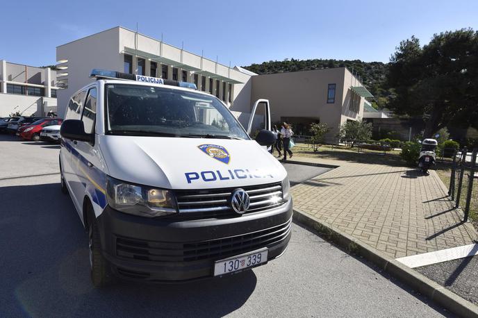 bomba, preplah, Hrvaška, Šibenik, šola, trgovski centar | Na terenu so vse razpoložljive policijske enote.  | Foto Pixsell/Hrvoje Jelavic