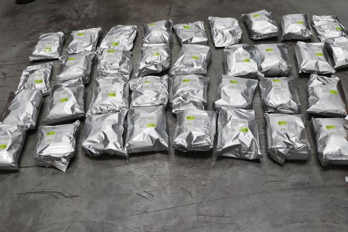 droga, konoplja | Uslužbenci slovenske finančne uprave so v Sežani zasegli pošiljko, ki je bila s Tajske prek Nizozemske poslana v Slovenijo, a bi se morala tja vrniti. Šlo naj bi za devet palet čaja, a je dodaten nadzor pokazal, da se je med čajem skrivala skoraj tona konoplje. Kriminalisti preiskave še niso končali. | Foto PU Koper