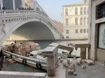 Ženska z ukradenim plovilom trčila v ograjo mosta Rialto