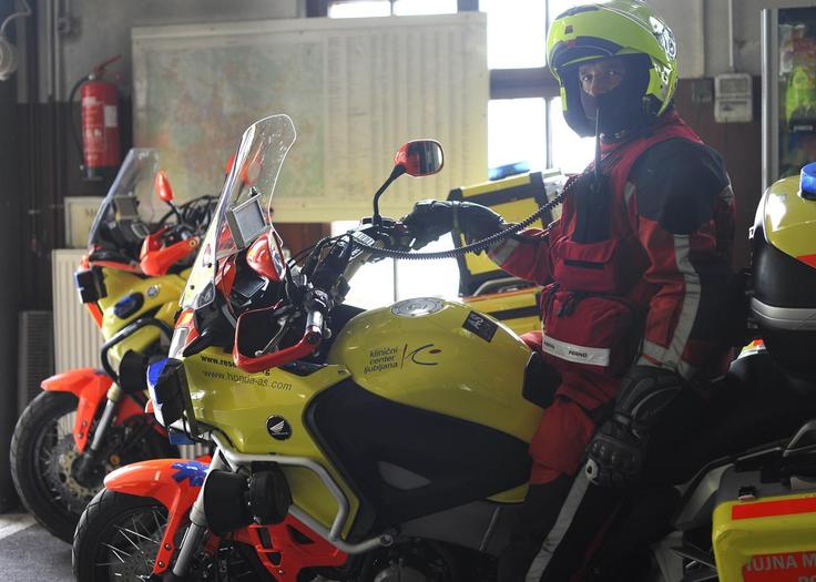 Ko smo se ob dogovorjeni uri prišli na račun z Danijelom Andoljškom, reševalcem motoristom z dvajsetletnim stažem, ga ni bilo v prostorih ljubljanske reševalne postaje. S svojim motorjem je bil ravno na intervenciji. "Še enega smo rešili," je dejal sodelavcu, ko se je slabe pol ure pozneje vrnil in nam ponudil krepak stisk desne roke. | Foto: 