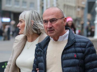 Pri sosedih: žena najbogatejšega ministra se je le pojavila