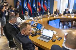 Vlada: Prispevek upokojencev za dolgotrajno oskrbo je neustaven