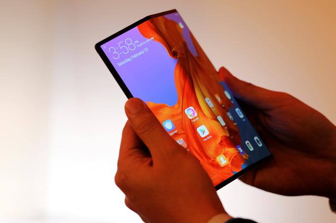 Mate X je tudi v zloženem stanju povsem spodoben telefon, za nameček pa se zaradi spretnega oblikovanja, čeprav ga je mogoče še razpreti, ne zdi predebel. Ko je v obliki telefona, v debelino namreč meri 11 milimetrov, kar je le 2,5 milimetra več od Huaweia Mate 20 Pro. Dimenzije, predvsem debelina, njegovega najbližjega tekmeca, Samsungovega Galaxy Fold, medtem uradno še niso znane, a Huawei se hvali, da je model Mate X najtanjša tovrstna naprava.  | Foto: Reuters