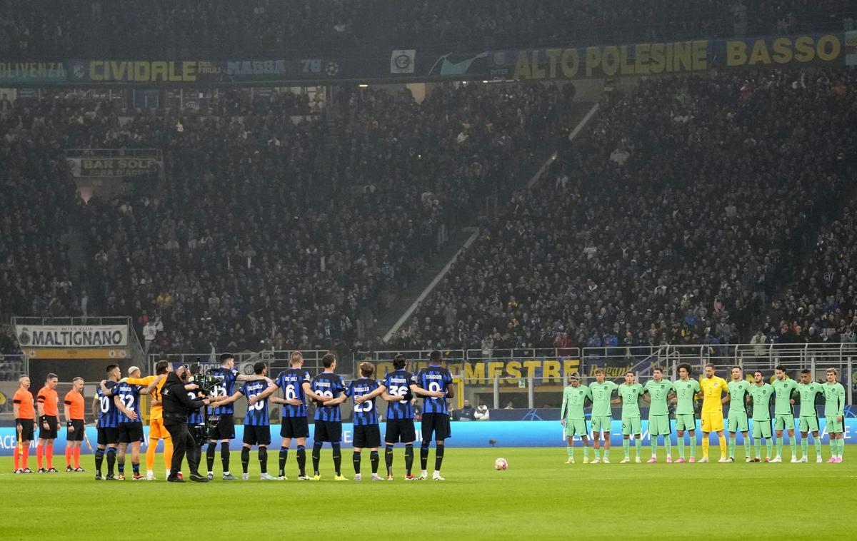 Inter Atletico | Nogometaši Interja in Atletica so se pred tekmo z minuto molka poklonili v čast preminulemu Nemcu Andreasu Brehmeju, ki je v bogati karieri nosil tudi dres milanskega velikana. | Foto Guliverimage