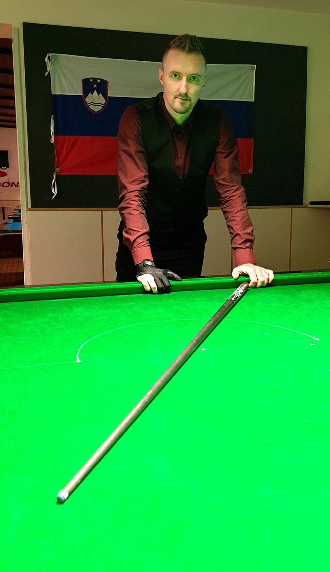 Miha Zajc je na svojem drugem državnem prvenstvu v snookerju že drugič osvojil naslov državnega prvaka. | Foto: Metka Prezelj