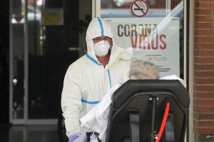 Španija koronavirus | Španija se je izognila večjemu številu okužb zaradi dobre precepljenosti v državi. A hladno vreme in druženje ljudi v zaprtih prostorih so lahko nov razlog za širjenje okužb, menijo strokovnjaki. | Foto Reuters