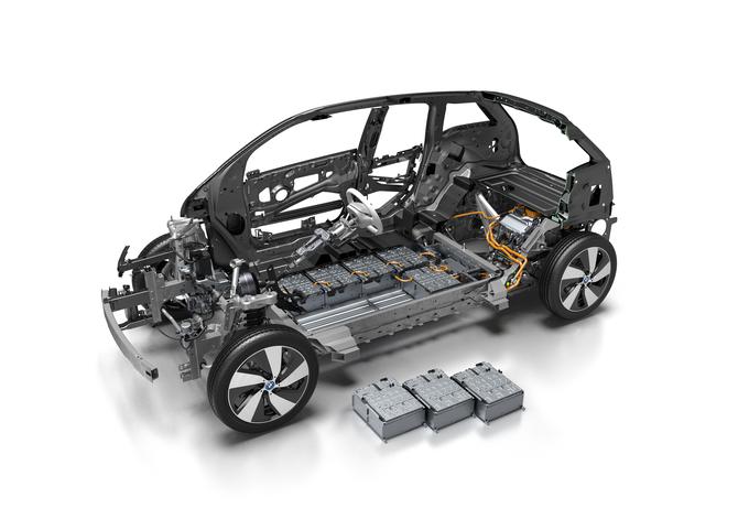 Pri polnjenju na enosmernem toku (DC) je baterijo mogoče polniti s 50 kilovati. Pri BMW pravijo, da na hitri polnilnici voznik za stokilometrski doseg potrebuje okoli 24 minut. Nekoliko so znižali tudi povprečno porabo električne energije, ki zdaj po obljubah tovarne znaša 12,6 kWh na stokilometrski razdalji.  | Foto: BMW