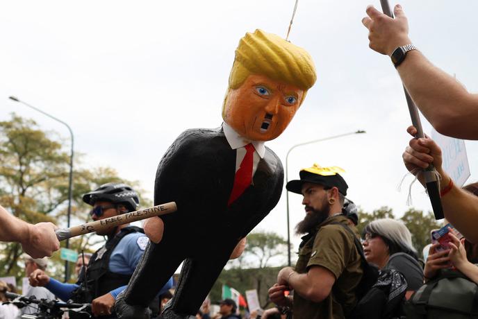 Trumpu se je uprlo več milijonov Američanov, medtem je igral golf #video