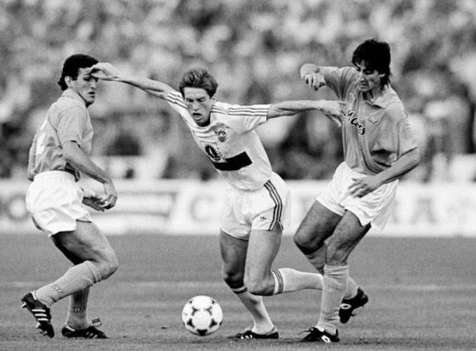 Katanec je v dresu Stuttgarta leta 1989 zaigral v finalu pokala Uefa, predhodniku današnje lige Europa. Nizozemski trener Arie Haan mu je na obeh finalnih tekmah namenil polno minutažo. | Foto: Getty Images