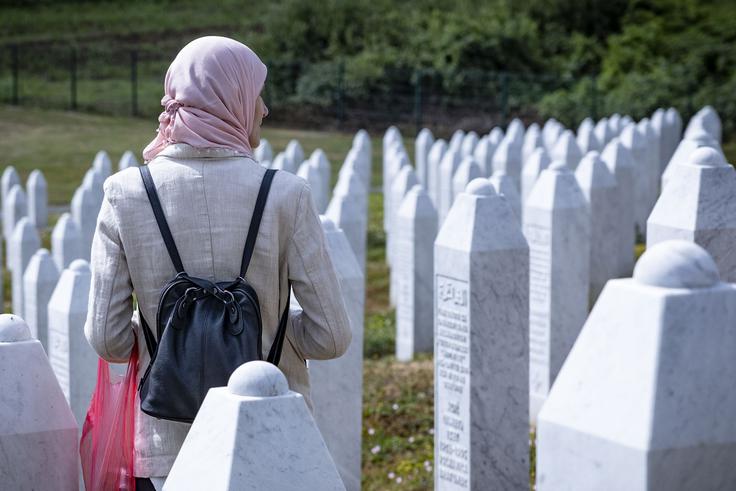 Pol desetih dopoldan in nepregledna množica enakih nagrobnikov. Med njimi smo srečali Samijo.  | Foto: Ana Kovač