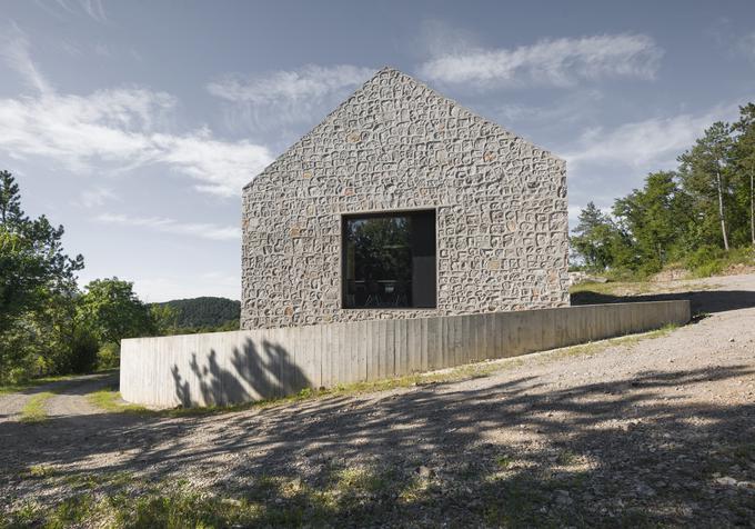  Redefinicija tradicionalne kamnite kraške hiše je pripeljala do ideje protobivališča, protokraške hiše, namenjene sodobnemu bivanju na Krasu. | Foto: Janez Marolt