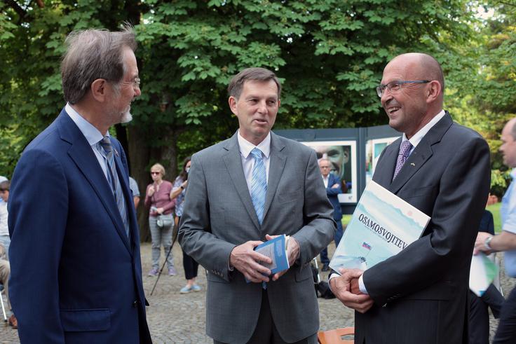 Predsednik slovenske vlade v času osamosvajanja Lojze Peterle, nekdanji predsednik vlade Miro Cerar in direktor Muzeja novejše zgodovine Slovenije Jože Dežman. | Foto: Muzej novejše zgodovine Slovenije