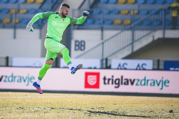 Vratar Domžal Ajdin Mulalić je podobno kot njegov stanovski kolega pri Radomljah Emil Velić ohranil mrežo nedotaknjeno. | Foto: Grega Valančič/Sportida
