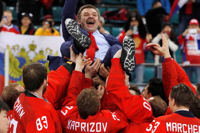 Oleg Znarok | Oleg Znarok je tako leta 2018 na rokah varovancev proslavljal olimpijski naslov. | Foto Reuters