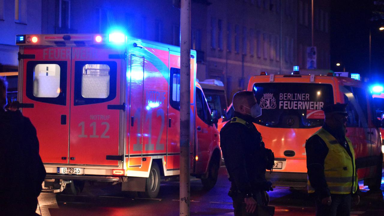 Šestletna deklica padla s tretjega nadstropja zgradbe. Ujel jo je moški.