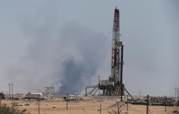 Naftna rafinerija v Savdski Arabiji. | Foto: Reuters
