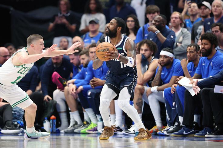 Kyrie Irving je v prvem polčasu dosegel 20 točk, za tri je metal 4/5. | Foto: Reuters