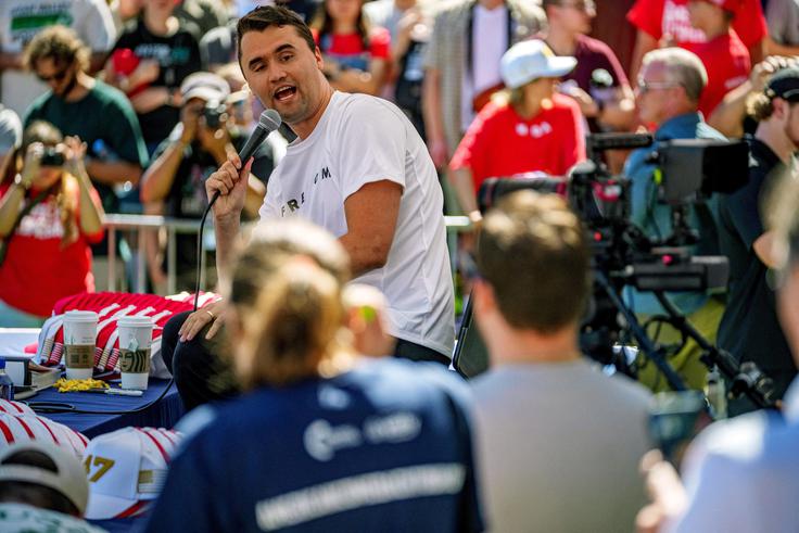 Aktivist Charlie Kirk je na govorniški turneji "The American Comeback Tour".  Kirk naj bi pred streljanjem govoril prav o nasilju s strelnim orožjem.  | Foto: Reuters