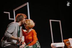 Petek trinajstega v Mengšu premierno (p)odprli zakon in  občinstvo se mu je smejalo do solz!