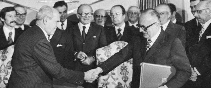 Osimske sporazume sta v kraju Osimo v bližine Ancone 10. novembra 1975 podpisala takratna zunanja ministra Jugoslavije in Italija Miloš Minić (levo) in Mariano Rumor. Pogajanja o sporazumih, ki so začeli veljati 11. oktobra 1977, so bila tajna. Tajnost je bila razumljiva, saj so Osimski sporazumi zelo razburili italijansko desnico.  | Foto: Wikimedia Commons