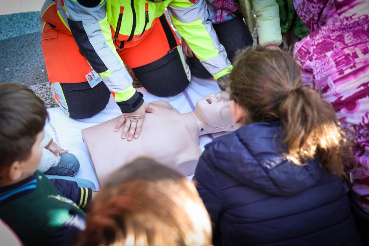 Prikaz postopka oživljanja | Foto: Ana Kovač