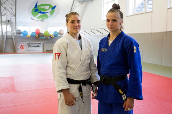 Andreja Leški (na levi strani v belem kimonu) in Kaja Kajzer sta obetavni judoistki judo kluba Bežigrad, kjer je novembra lani mesto prvega trenerja prevzel trikratni udeleženec olimpijskih iger Rok Drakšič. | Foto: Urban Urbanc/Sportida
