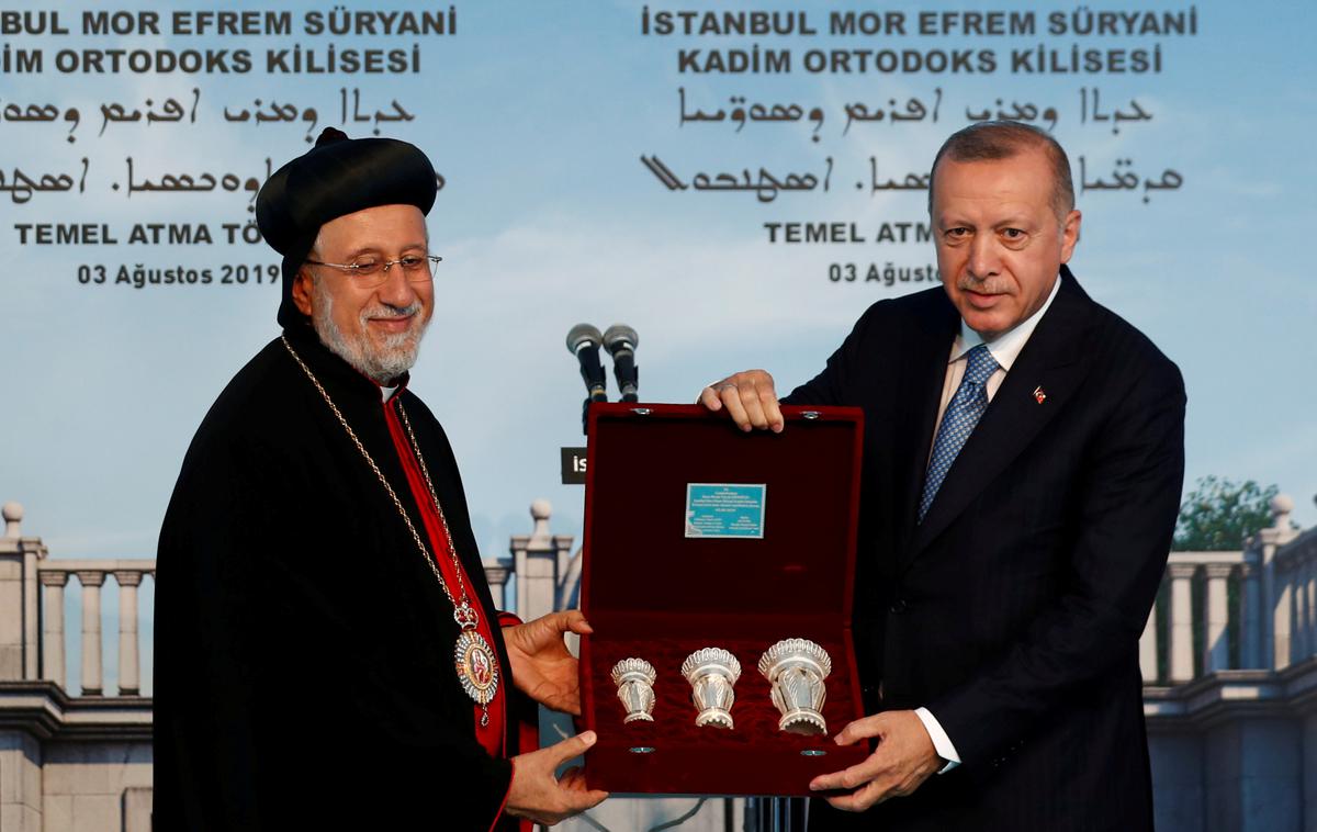 Recep Tayyip Erdogan | Erdogan je danes še zagotovil, da so kljub nekaterim kritikam vsi enakopravni državljani Turčije. "Ni omejitev za nikogar v politiki, trgovanju ali kakšnem drugem področju," je dodal. | Foto Reuters