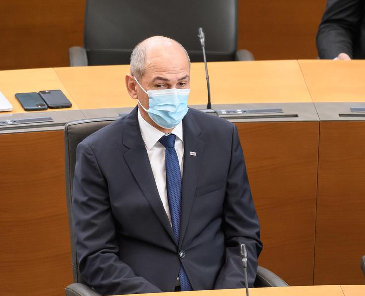 Premier Janša je v torek povedal, da se je vlada takoj ob nastopu mandata odzvala s prerazporeditvami sredstev za nabavo zaščitne opreme in kritje najbolj nujnih stroškov za spopad z epidemijo, sledil pa je sprejem več paketov protikoronskih ukrepov. | Foto: STA ,