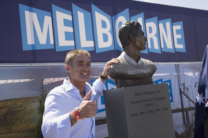 Mick Doohan pred svojim spomenikom, ki so mu ga postavili na avstralskem dirkališču Phillip Island. | Foto: Reuters