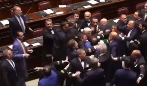 Množični pretep v parlamentu: poslanca odpeljali na vozičku #video