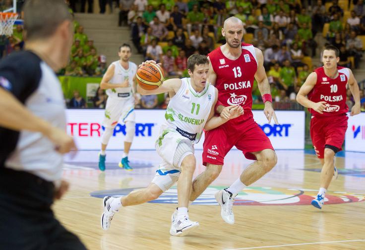 Slovenija je v zgodovini štirikrat premagala Poljake na uradnih tekmah, edini poraz pa doživela na domačem evropskem prvenstvu. Marcin Gortat je takrat Sloveniji natresel 19 točk. | Foto: Vid Ponikvar
