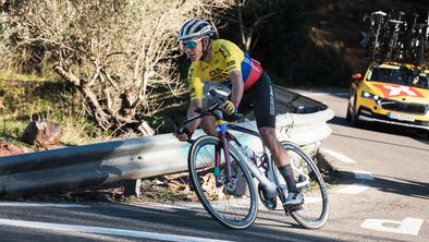 Aular preseneča naprej, oblekel majico vodilnega