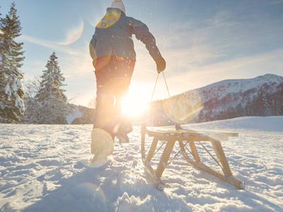 Nenavadna nesreča pri Planici: pohodnico zbila sankača in pobegnila