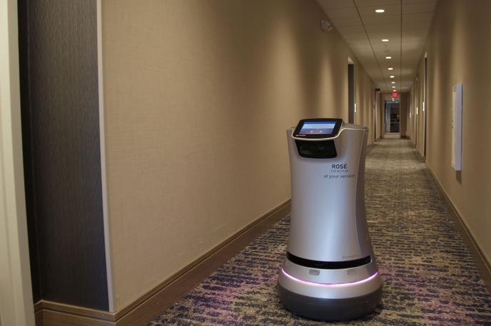 hotel robot | Foto Cover Images
