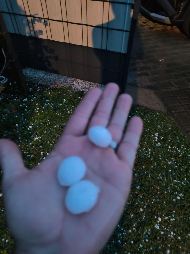 Kot oreh debela toča je padala v Rušah. | Foto: Meteoinfo