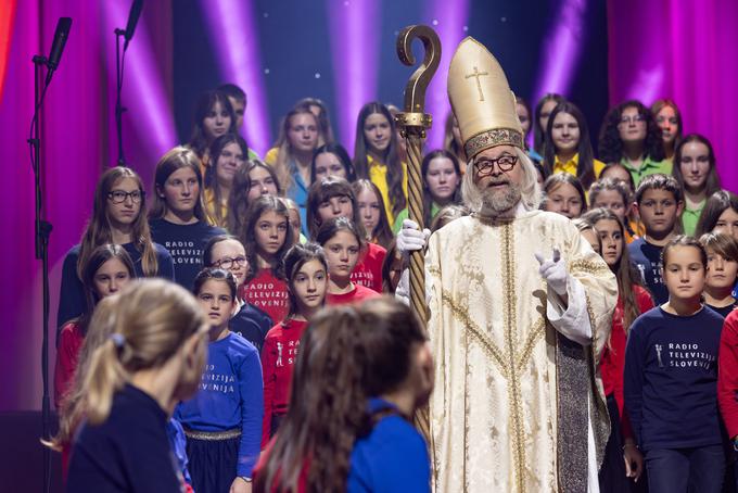 Otroke in gledalce pred televizijskimi sprejemniki 31. Dobrodelnega Miklavževega koncerta je nagovoril tudi sveti Miklavž. | Foto: RTV SLO/Željko Stevanić